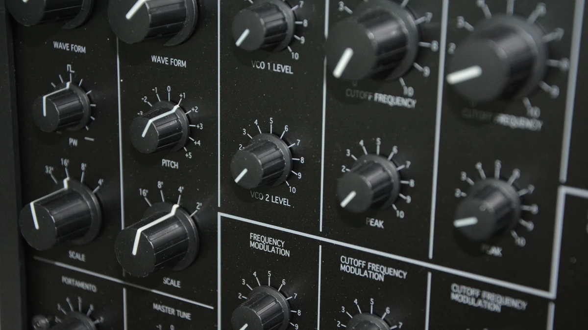 Synthesizer panel with cutoff frequency knobs